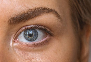 Cómo aplicar el contorno de ojos correctamente